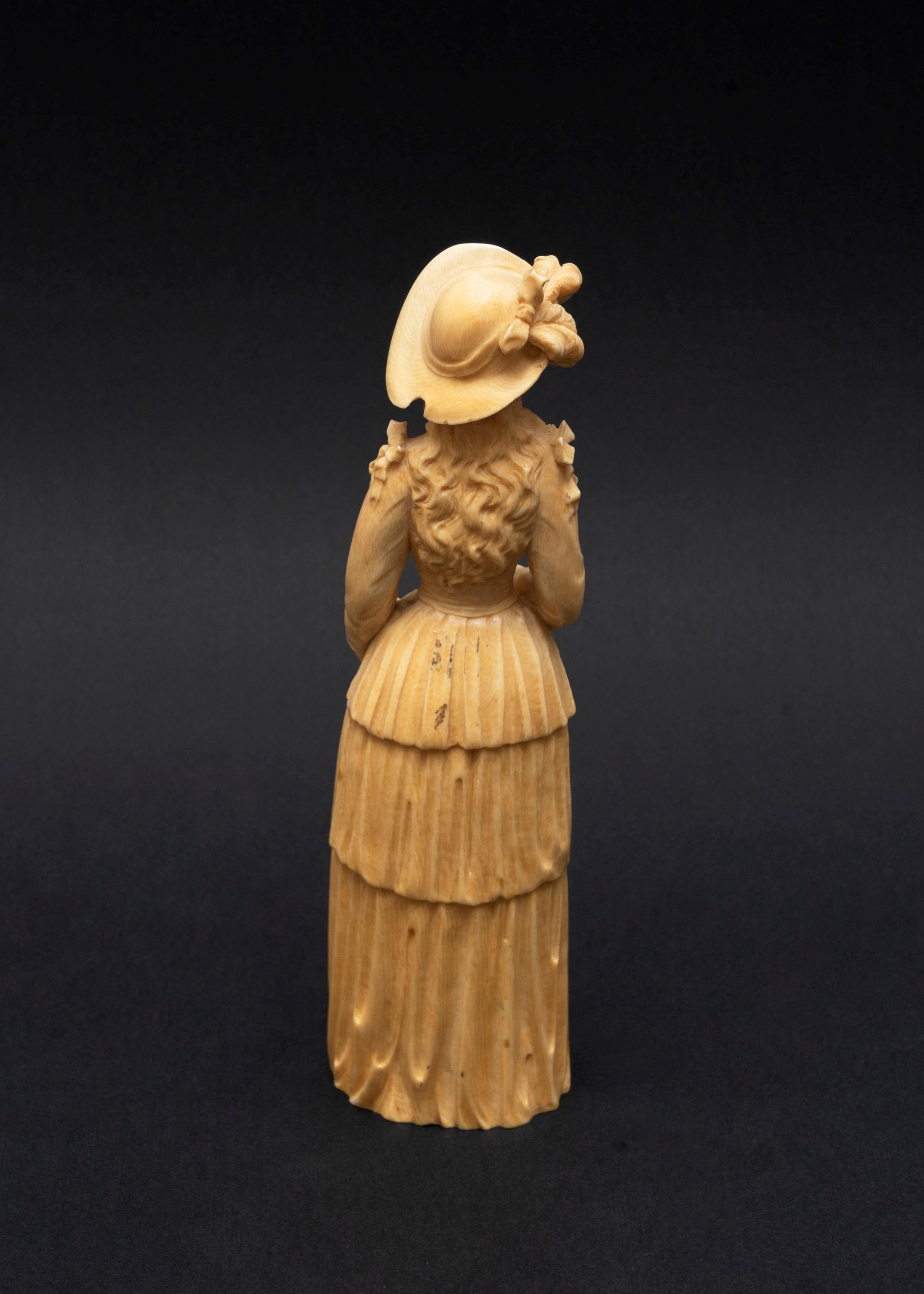 Scuola Francese, Secolo XIX - ☼ Scultura in Avorio Raffigurante Nobildonna con Cappello Piumato, ...