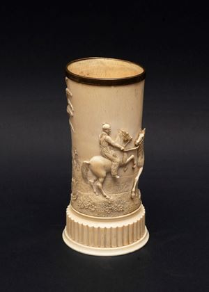 Scuola tedesca, fine secolo XVIII - ☼ Ivory vase