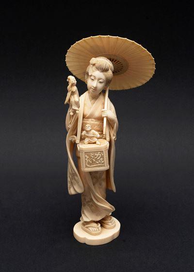 ☼ Okimono Raffigurante Geisha con Ombrellino e Giocattoli, Giappone Periodo Meiji (1868-1912)