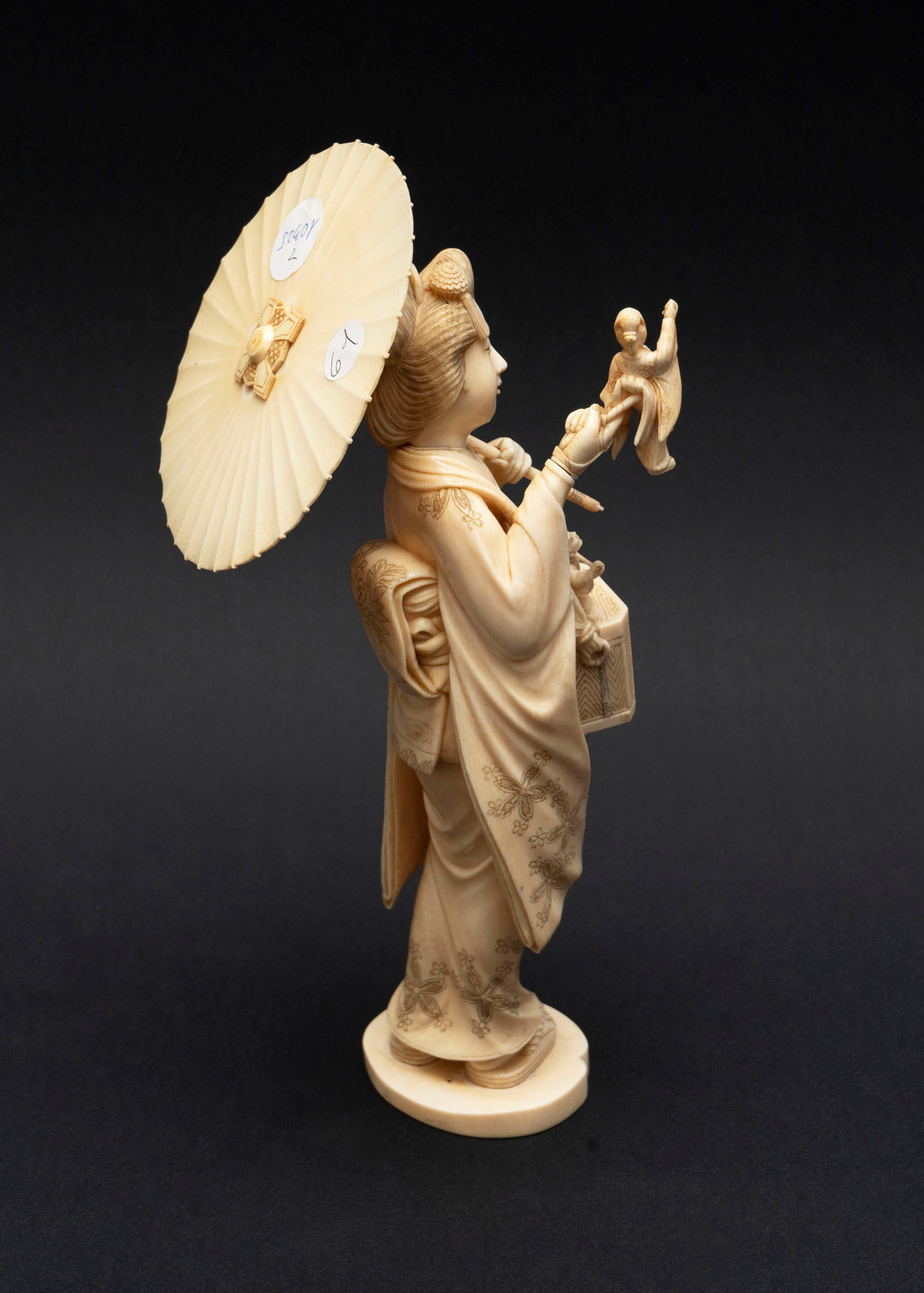 ☼ Okimono Raffigurante Geisha con Ombrellino e Giocattoli, Giappone Periodo Meiji (1868-1912)