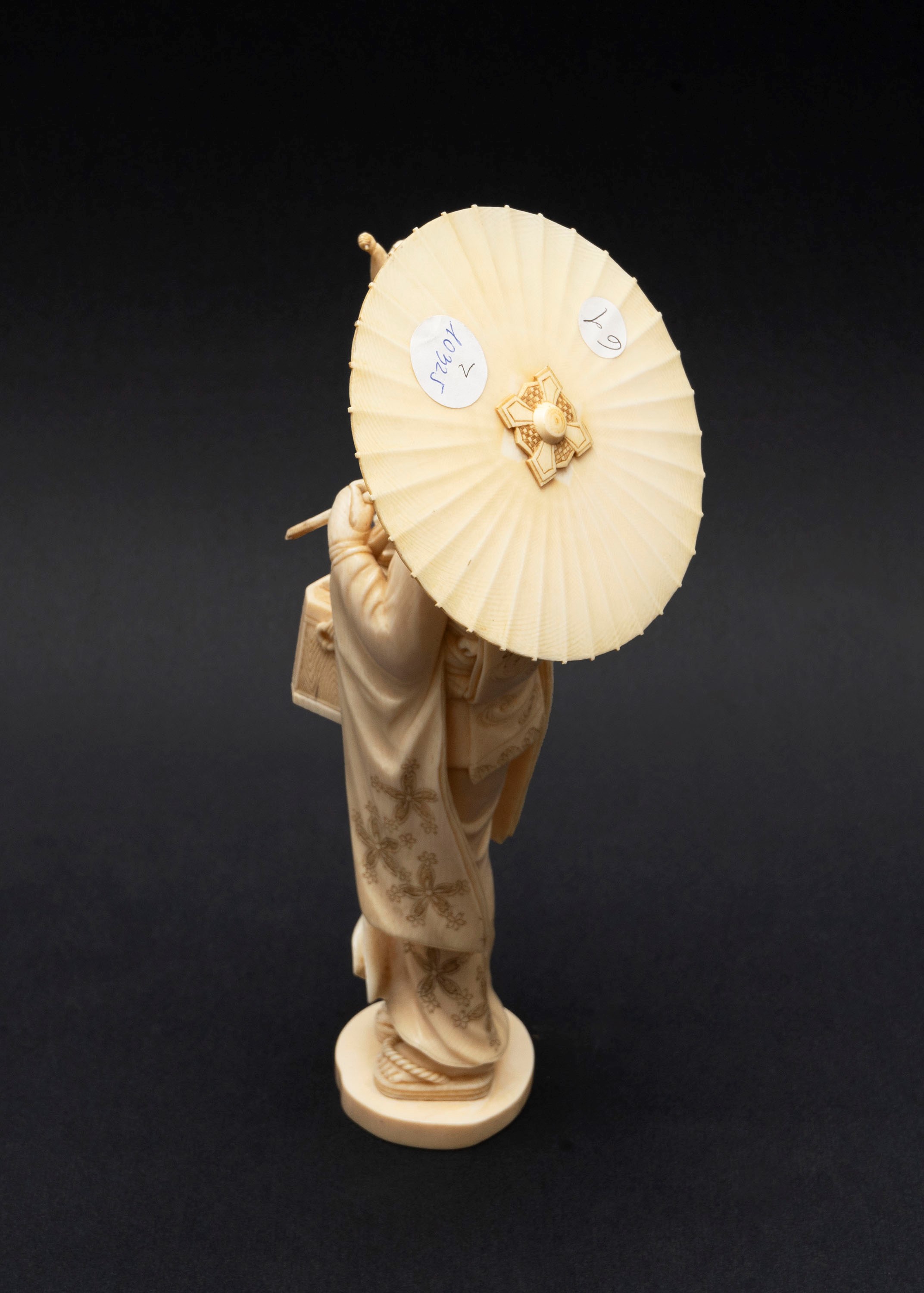 ☼ Okimono Raffigurante Geisha con Ombrellino e Giocattoli, Giappone Periodo Meiji (1868-1912)