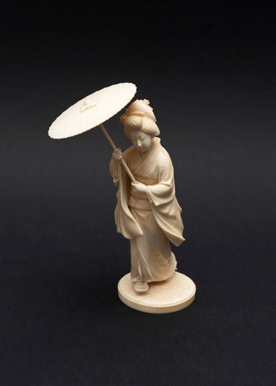 ☼ Okimono Raffigurante Geisha con Ombrellino, Giappone Periodo Meiji (1868-1912)