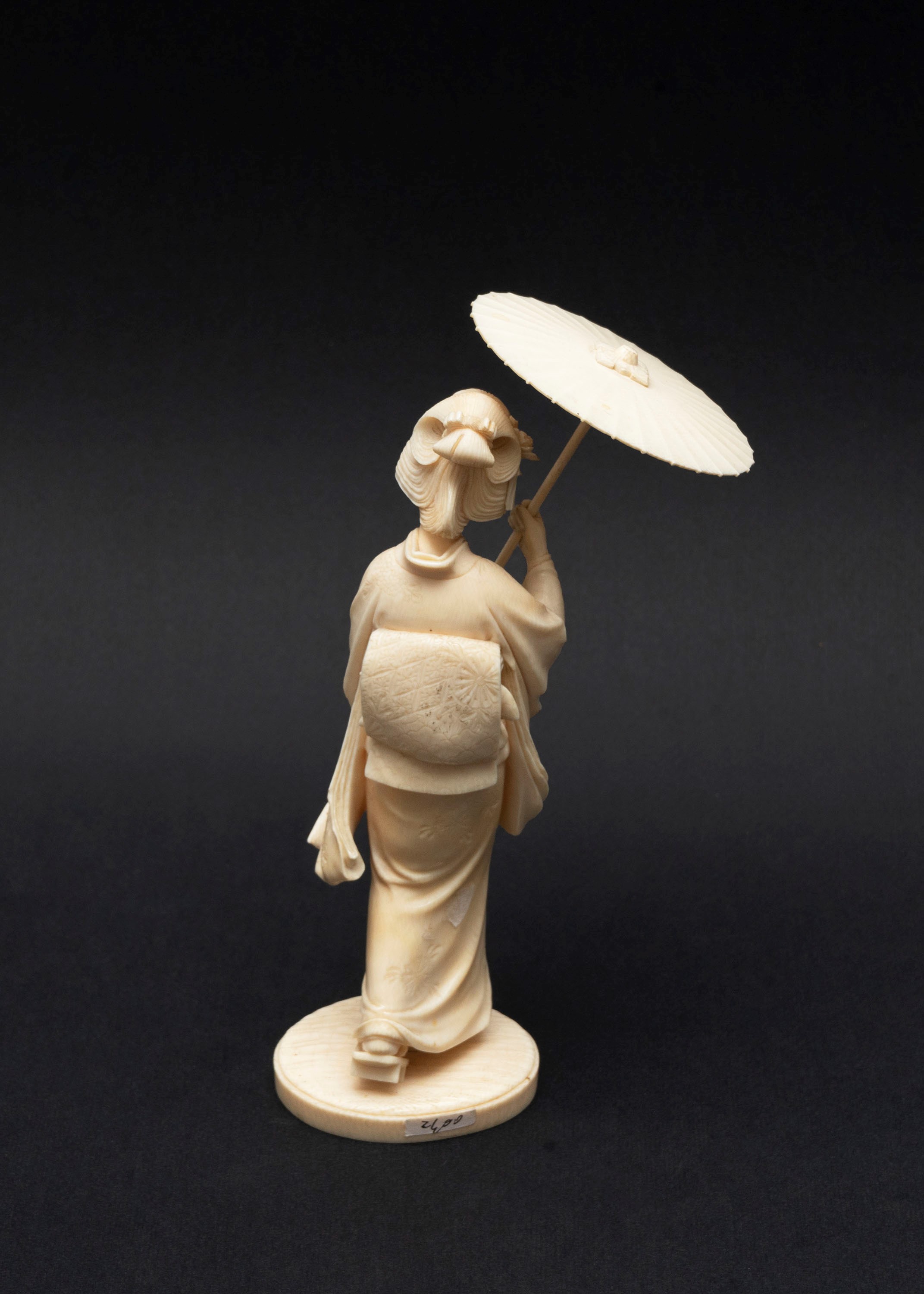 ☼ Okimono Raffigurante Geisha con Ombrellino, Giappone Periodo Meiji (1868-1912)