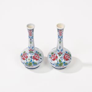 Royal Goedewaagen Manufactory, Delft, Frysia. Pair of small porcelain bottle vases