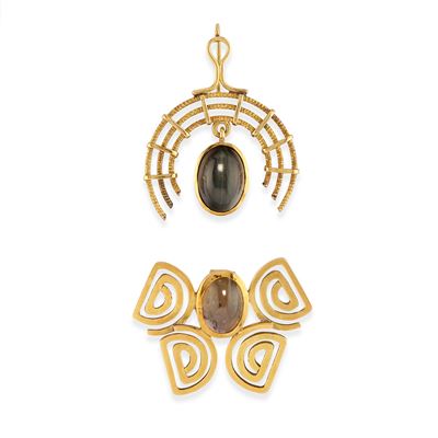 Due pendenti in oro giallo 18k con pietre dure ovali cabochon