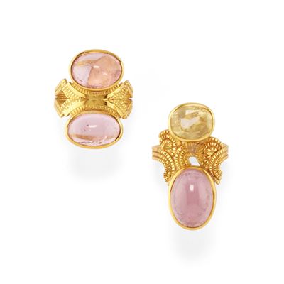 Due anelli in oro giallo 18k con pietre preziose