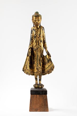 Scultura in legno dorato raffigurante Buddha stante. Burma, inizio secolo XX