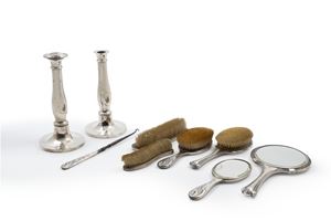 Coppia di candelieri e sette oggetti da toilette