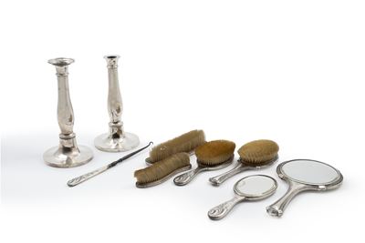 Coppia di Candelieri e Sette Oggetti da Toilette