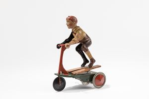 Bambino su monopattino