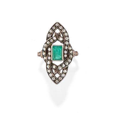 Anello con smeraldo taglio rettangolare e diamanti in oro giallo 18k e argento