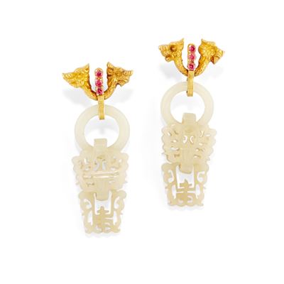 Orecchini pendenti in oro giallo 18k con giadeite scolpita