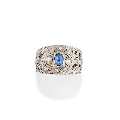 Anello in argento con zaffiro ovale e diamanti