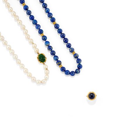 Due collane e un anello in oro giallo 18k con lapislazzuli e perle coltivate