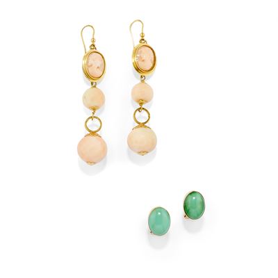 Due coppie di orecchini in oro giallo 18k con turchese e corallo