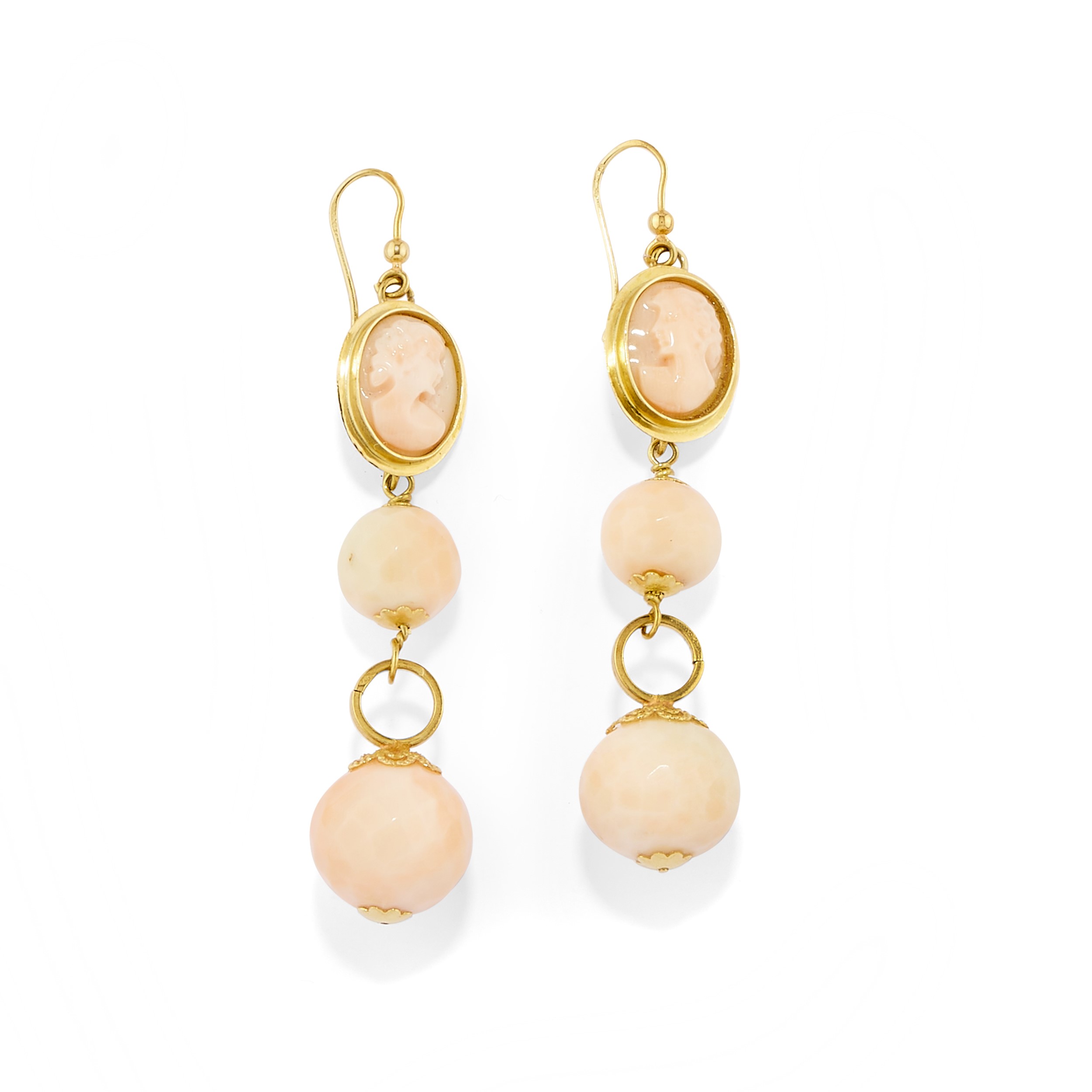 Due coppie di orecchini in oro giallo 18k con turchese e corallo