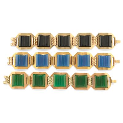 Tre bracciali in oro 18k con inserti colorati
