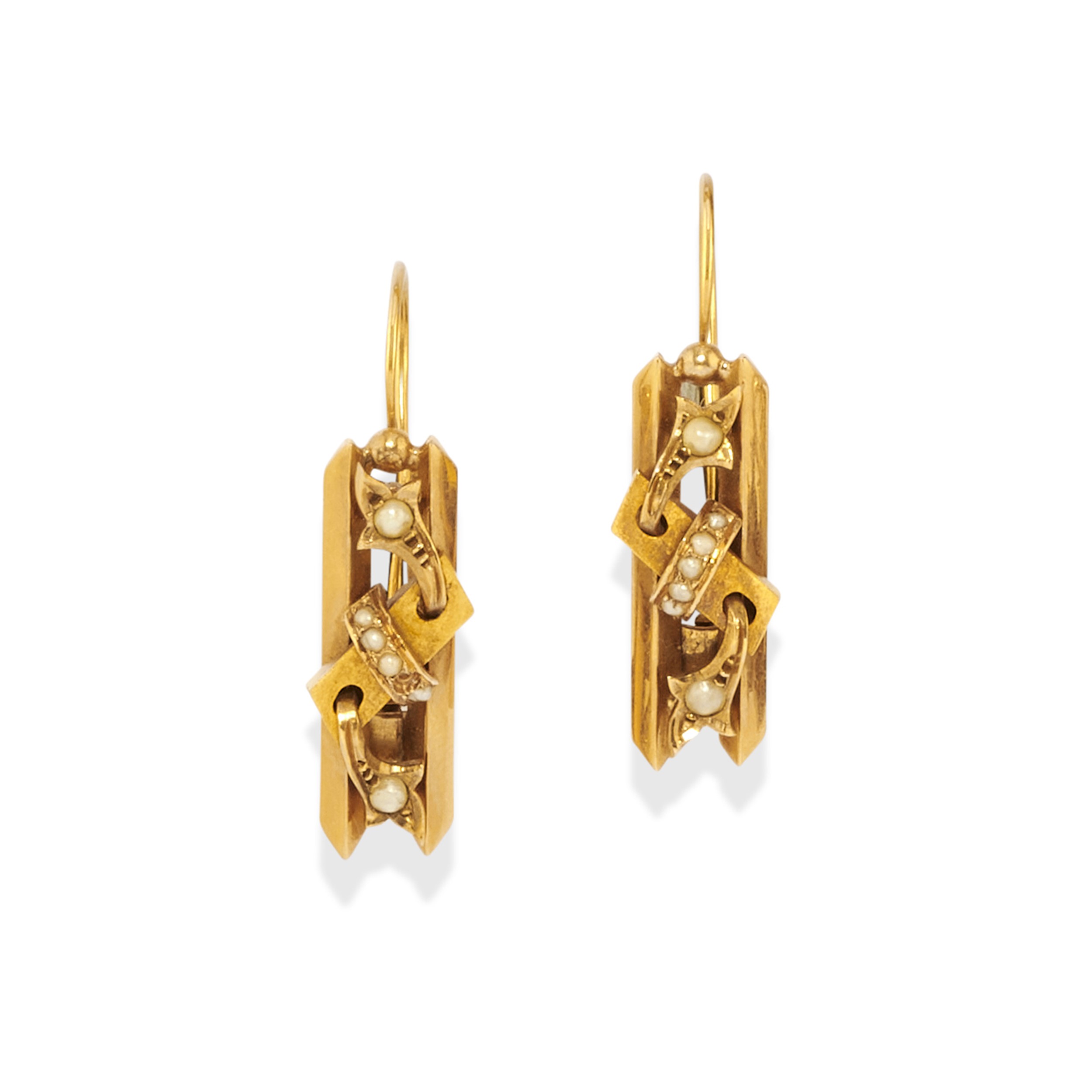 Lotto di gioielli in oro giallo 18k e bassa caratura, composto da due spille e tre coppie di orec...