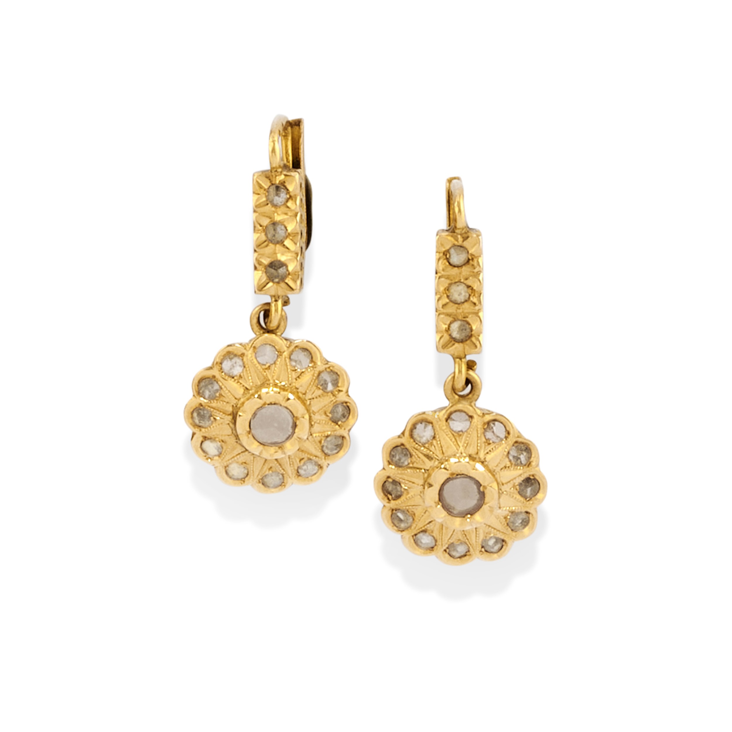 Lotto di gioielli in oro giallo 18k e bassa caratura, composto da due spille e tre coppie di orec...