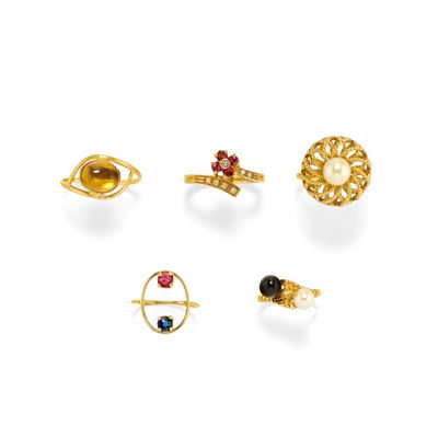 Cinque anelli in oro giallo 18k con zaffiri, rubini, diamanti, perle coltivate, onice e ambra