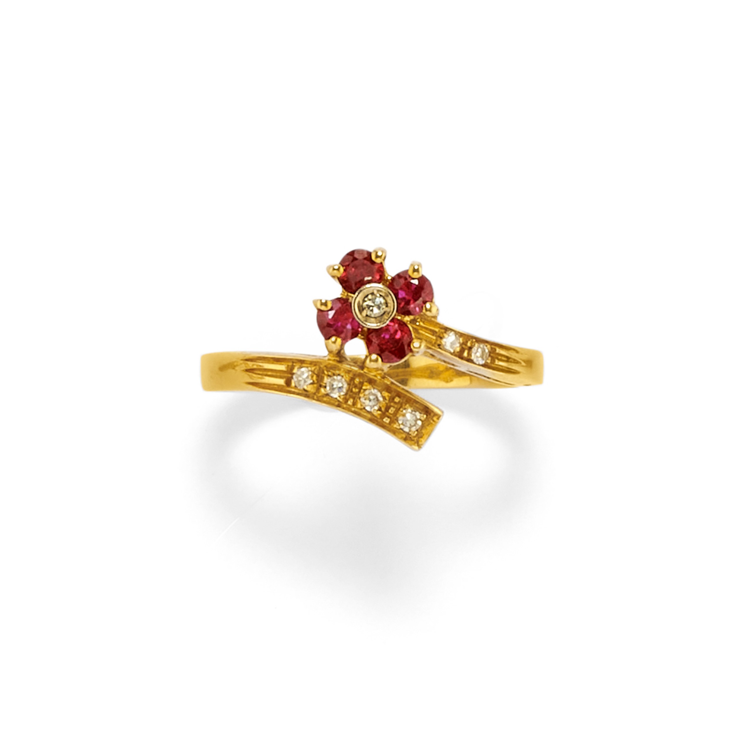Cinque anelli in oro giallo 18k con zaffiri, rubini, diamanti, perle coltivate, onice e ambra