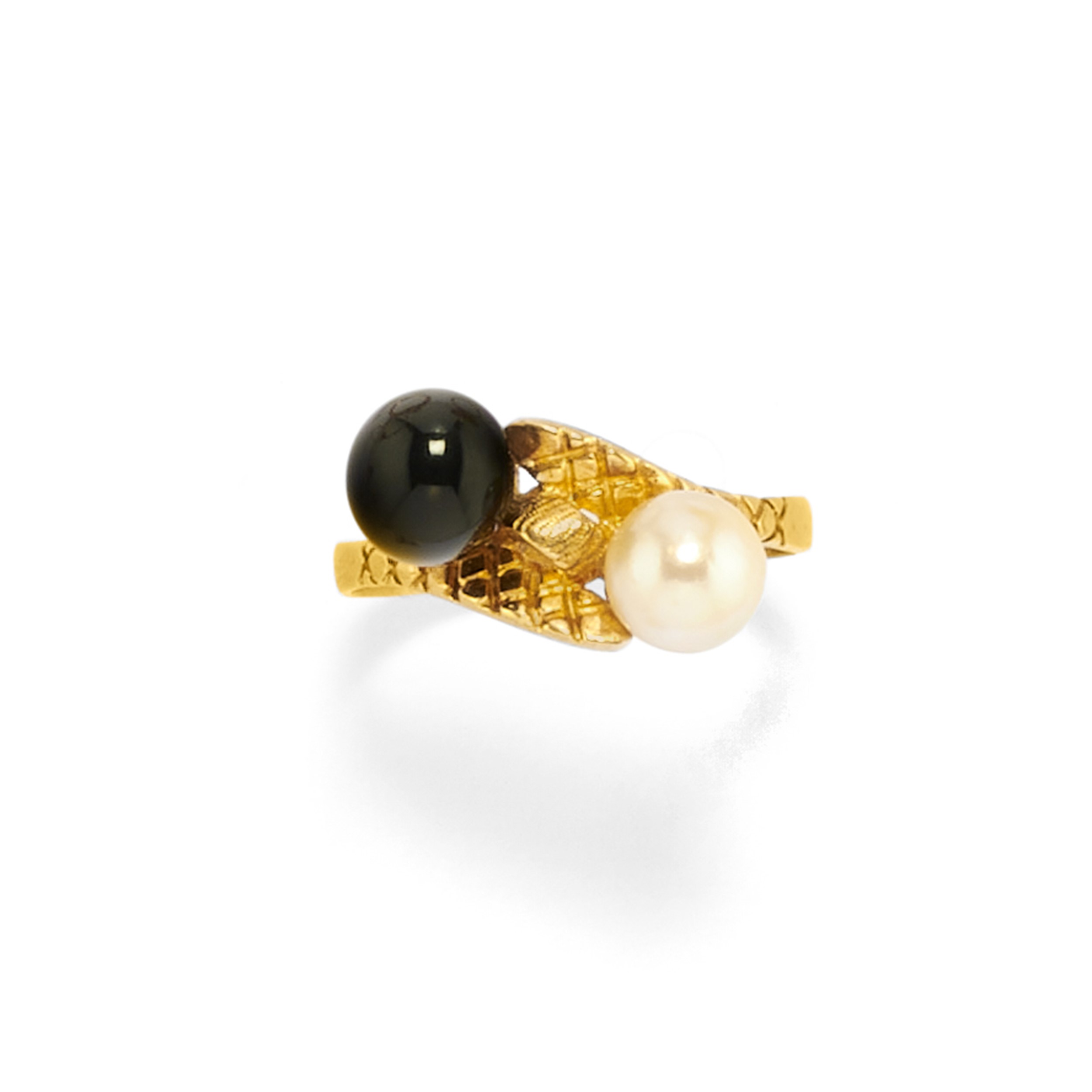 Cinque anelli in oro giallo 18k con zaffiri, rubini, diamanti, perle coltivate, onice e ambra