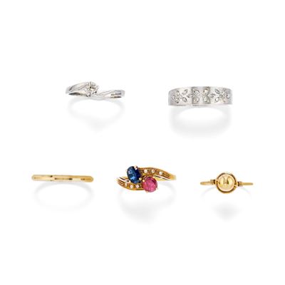 Cinque anelli, oro bicolore 18k con zaffiri, rubini e diamanti