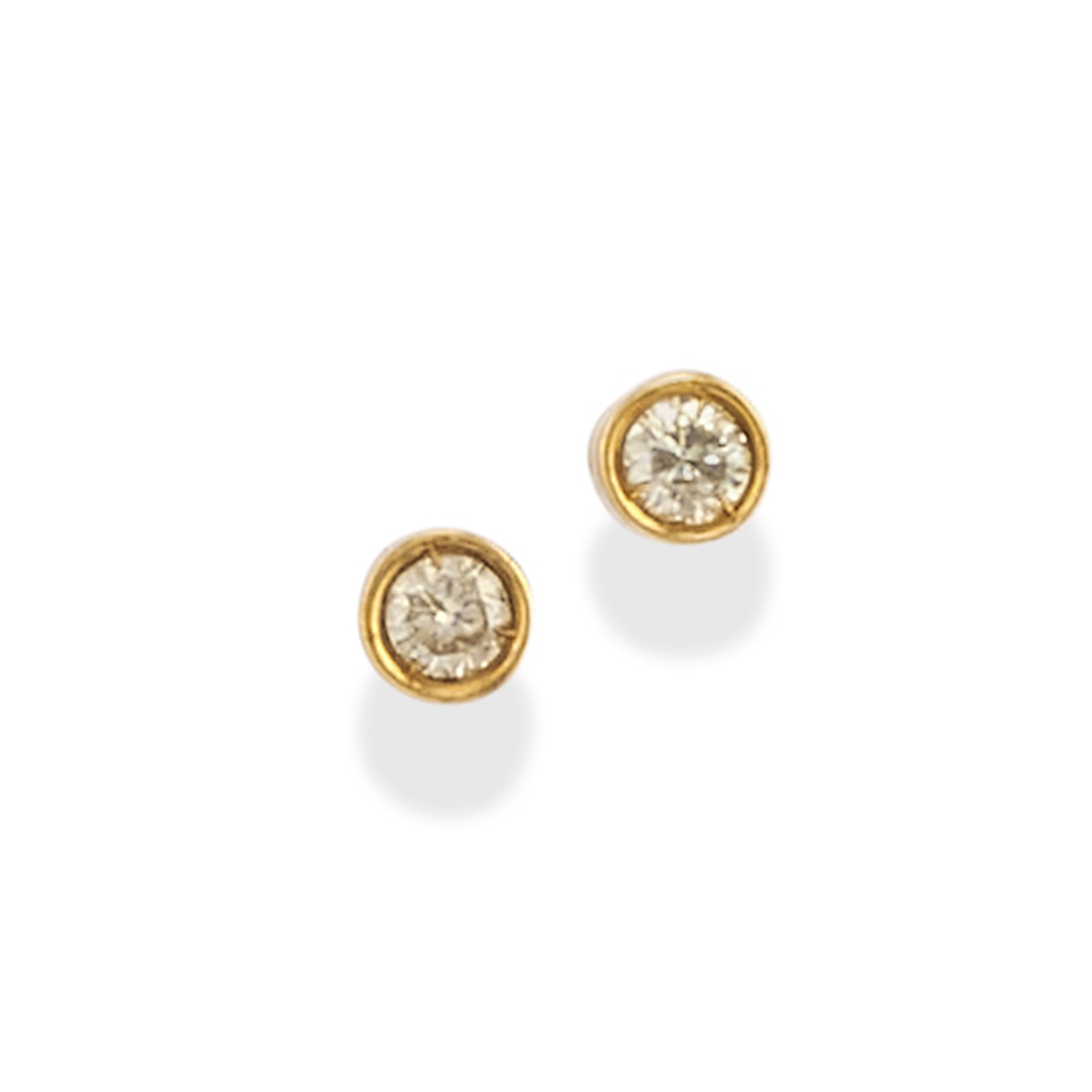 Quattro coppie di orecchini in oro giallo 18k con diamanti, corallo, zaffiri e perle coltivate