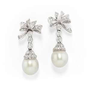 Pendant earrings with pearls