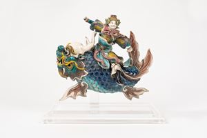 Antica scultura cinese in ceramica policroma raffigurante animale fantastico con cavaliere