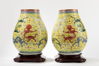 Cina, Coppia di vasi in porcellana a fondo giallo, XX secolo