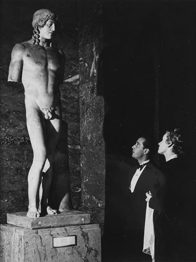 Au Musée du Louvre, Stampa alla gelatina ai sali d'argento, 1935