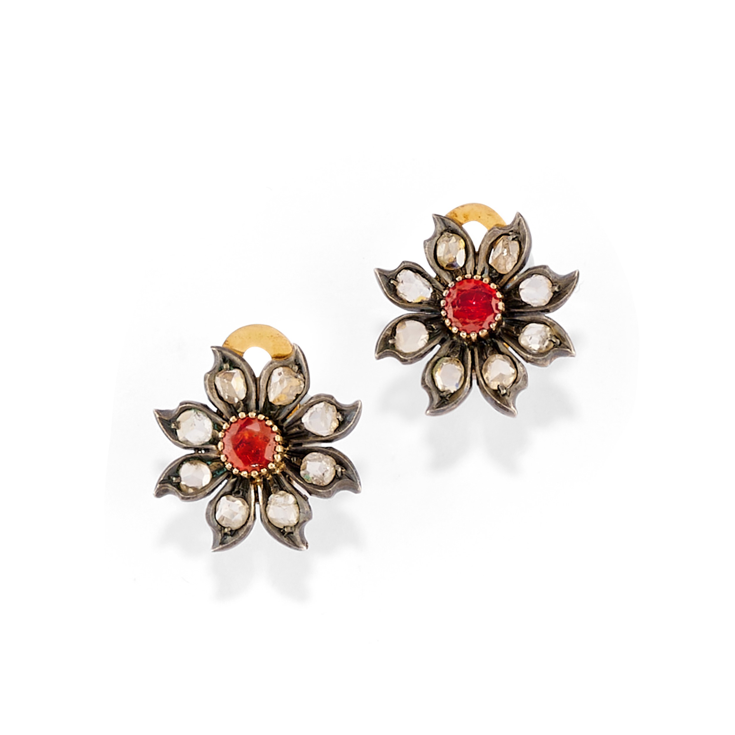 Demi parure in oro giallo e argento con rubini e diamanti