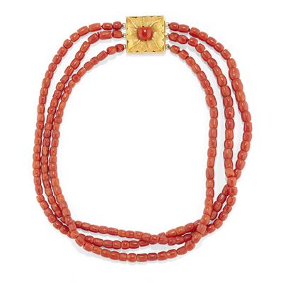 Collana in oro giallo 18k con corallo a tre file
