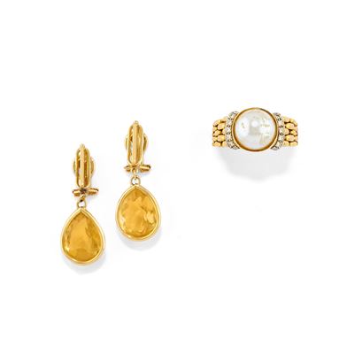 Lotto di gioielli in oro bicolore 18k, composto da anello con perla d'imitazione e diamanti, e or...
