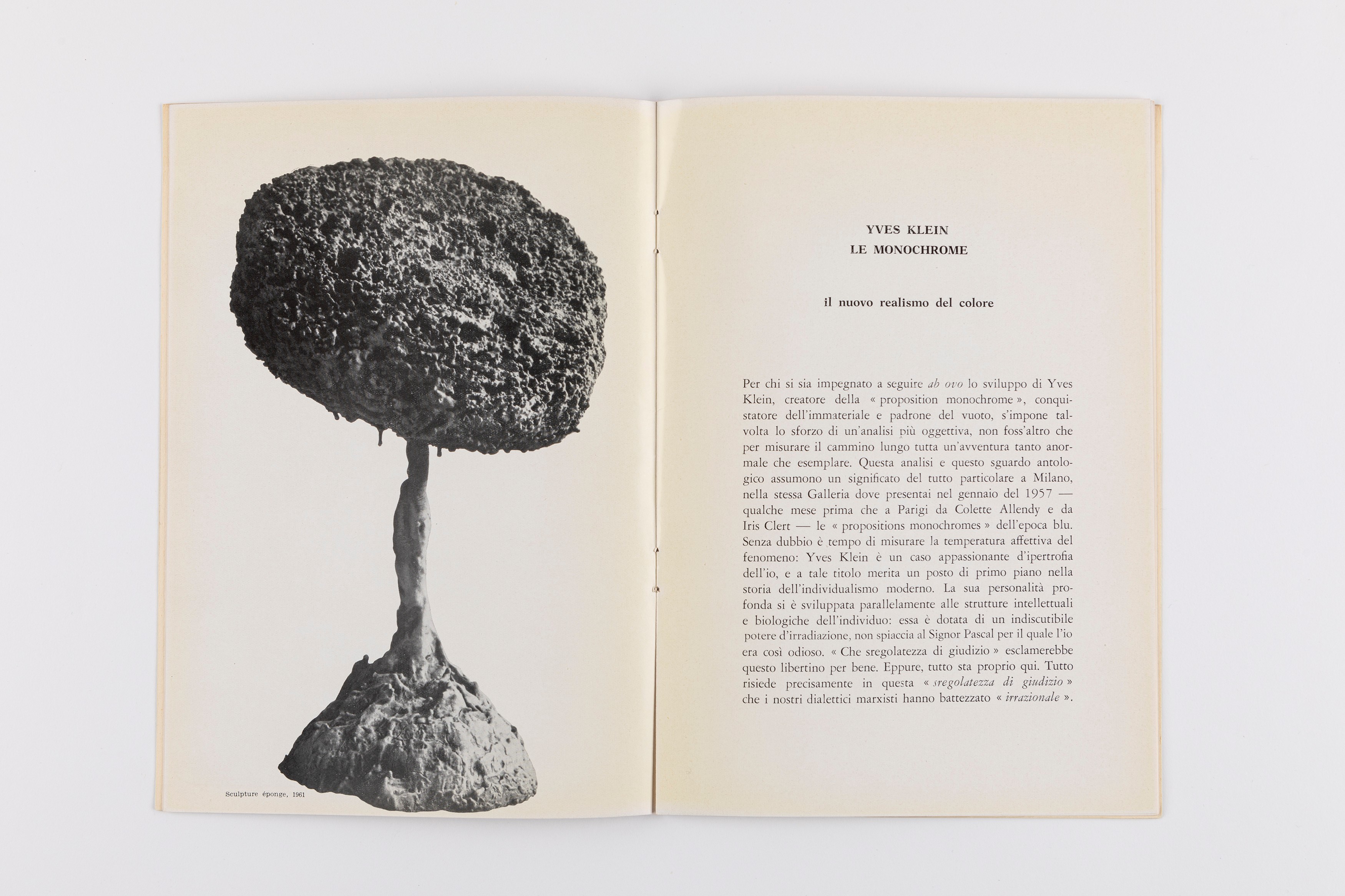 Yves Klein, Catalogo della mostra e fotografia "Relief planetaire 'Terre'"