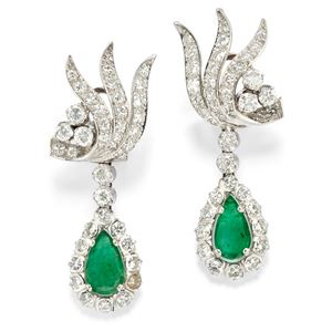 Orecchini pendenti con smeraldi