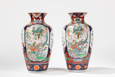 Coppia di vasi in porcellana Imari, Giappone, secolo XX
