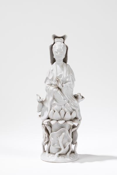 Scultura in porcellana Blanc de Chine, Guanyin assisa su doppio fiore di loto