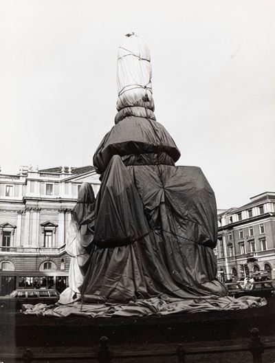 Christo, Piazza della Scala Milano, Stampa vintage alla gelatina ai sali d'argento