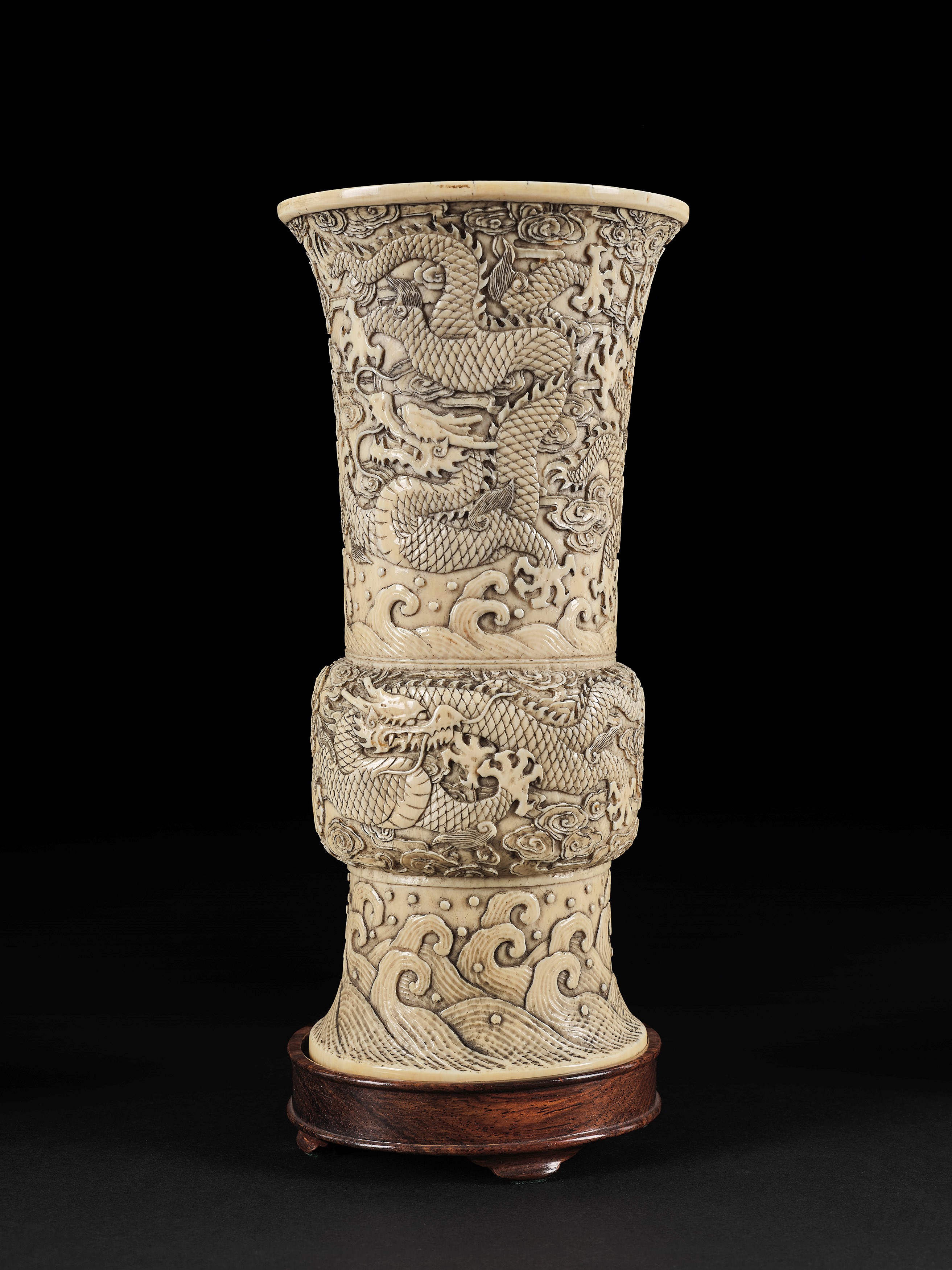 ☼VASO IN AVORIO DI FORMA ARCAICA "ZUN"