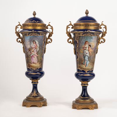 Coppia di Vasi Pot-pourri Biansati con Coperchi in Porcellana di Sèvres con Guarnizioni in Bronzo...