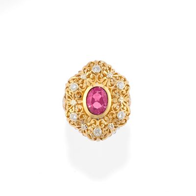 Anello con rubino ovale e diamanti, oro giallo 18k