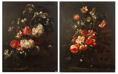 Rose, ortensie e narcisi in un vaso di vetro; e Rose, peonie e altri fiori in un vaso di vetro, o...