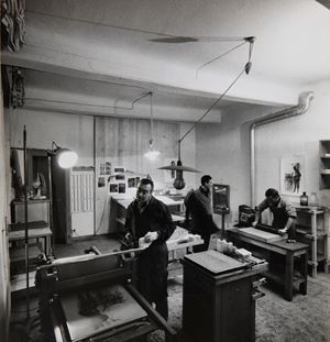 Giuseppe Ajmone nella sua tipografia