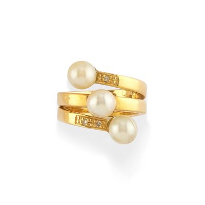 Anello in oro giallo 18k con tre perle coltivate e diamanti