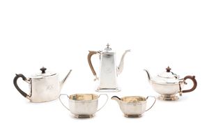 Un set da caffè e due teiere