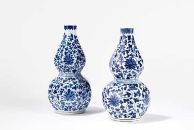 Cina, Coppia di vasi a doppia zucca in porcellana bianca e blu, secolo XX