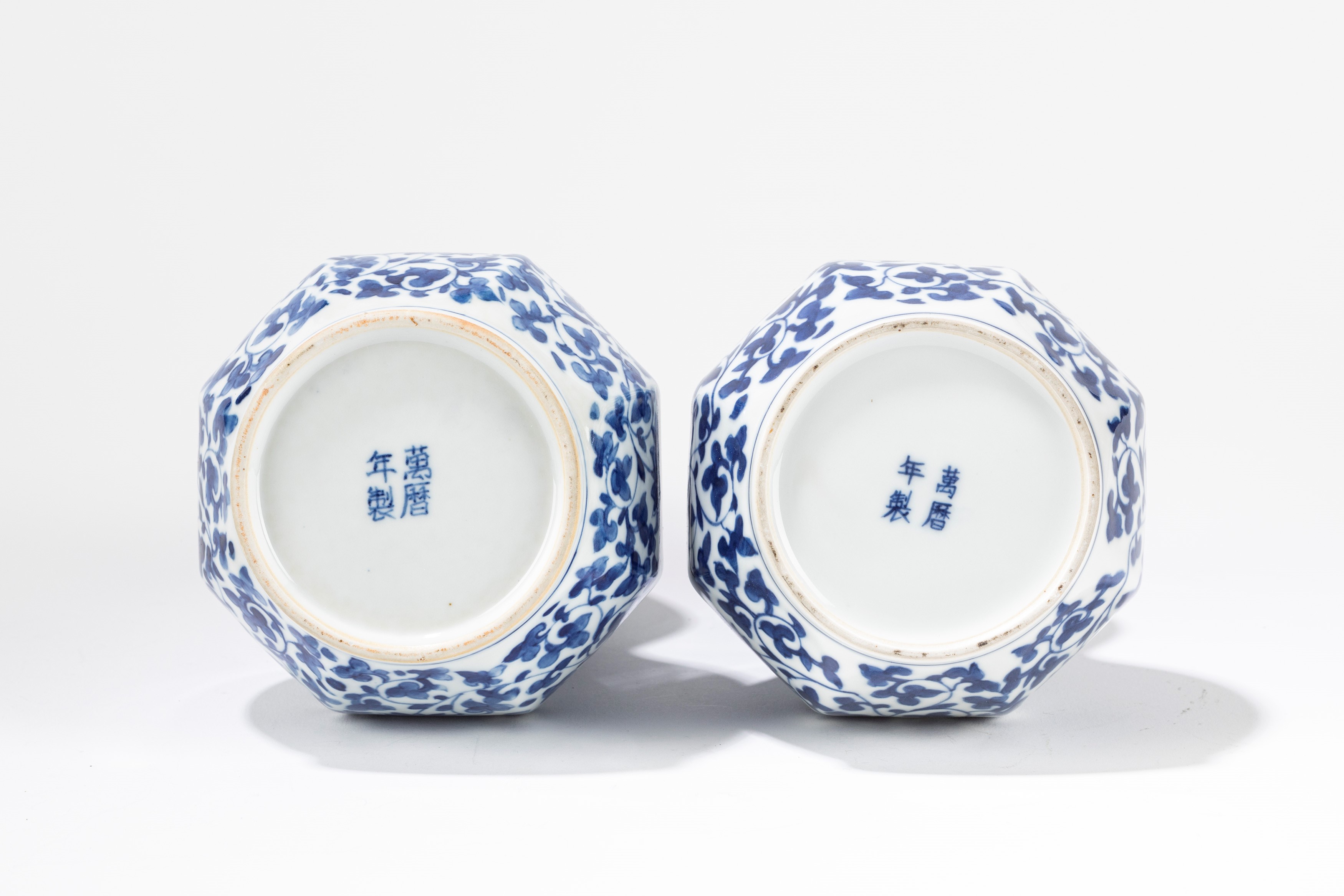 Cina, Coppia di vasi a doppia zucca in porcellana bianca e blu, secolo XX