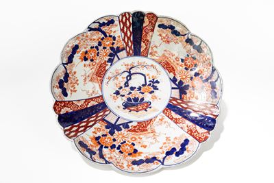 Giappone, Grande piatto in porcellana Imari, fine secolo XIX